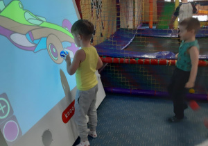 Kuba i Adam podczas zabawy przy tablicy interaktywnej.